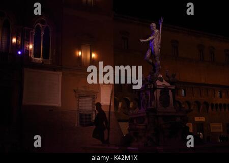 Brunnen von Neptun, mit einer Statue des antiken Meer Gott eingerichtet, auf der Piazza Nettuno, die Hauptstraße von Bologna Platz, während einer Winternacht, Bologna, Italien Stockfoto