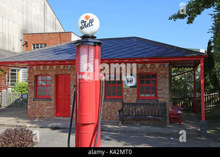Shell Tankstelle Pagode, Brooklands Museum, Weybridge, Surrey, England, Großbritannien, USA, UK, Europa Stockfoto