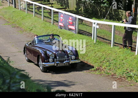 Jaguar XK150 S Roadster (1960) auf dem Testhügel, Brooklands Museum, Weybridge, Surrey, England, Großbritannien, Großbritannien, Großbritannien, Europa Stockfoto