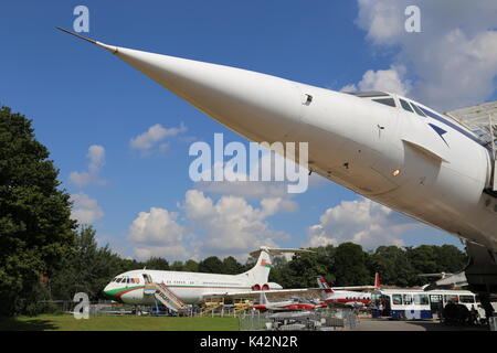 BA Concorde (1974, G-BBDG) und Sultan von Oman's Vickers VC10, Brooklands Museum, Weybridge, Surrey, England, Großbritannien, Großbritannien, Großbritannien, Europa Stockfoto