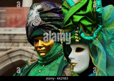 Ein paar kostümierte Maskeraden in grün Kostüme beim Karneval von Venedig Stockfoto