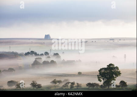 Die herbstlichen Nebel über Fylingdales in die North York Moors Stockfoto