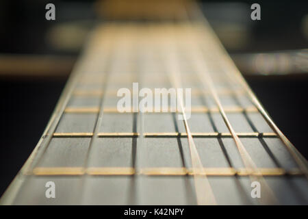 Schwarze Gitarre Griffbrett, Nylon Strings - selektive Fokus Hintergrund Stockfoto