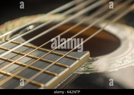 Schwarze Gitarre Griffbrett, Streicher, Rosette und schallloch - selektive Fokus Hintergrund Stockfoto