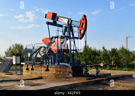 Pumpjack in Aktion auf einer European Petroleum gut Stockfoto