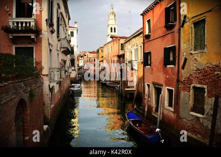 Einen typisch venezianischen Kanal, mit venezianischer Architektur auf beiden Seiten im Wasser des Kanals zu reflektieren. Venedig, Italien Stockfoto