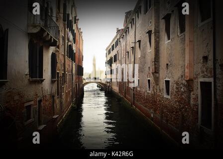 Einen typisch venezianischen Kanal, mit venezianischer Architektur auf beiden Seiten im Wasser des Kanals zu reflektieren. Venedig, Italien Stockfoto