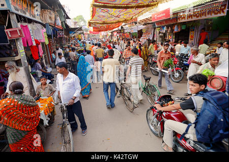 Einkaufsstraße während Diwali Festival, Bharatpur, Rajasthan, Indien | Einkaufsstrasse beim Lichterfest Diwali, Bharatpur, Rajasthan, Indien Stockfoto
