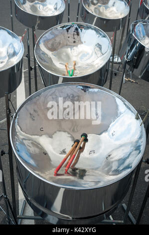 Steelpan drums auch als Steel Drums und Sticks bekannt. Stockfoto