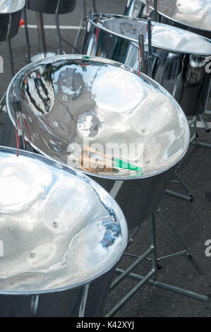 Steelpan drums auch als Steel Drums und Sticks bekannt. Stockfoto