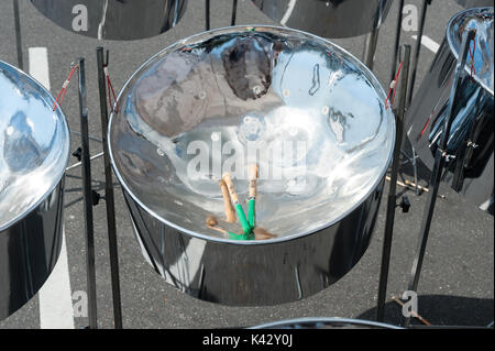 Steelpan drums auch als Steel Drums und Sticks bekannt. Stockfoto