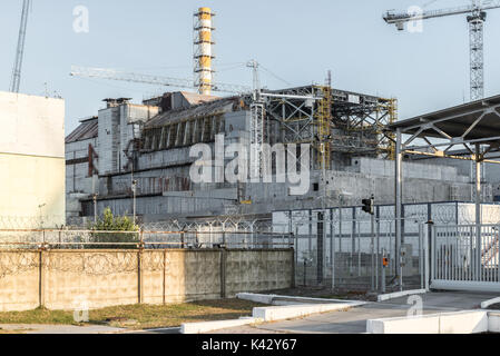 Die alte Sarkophag über Reaktor 4 des Kernkraftwerks von Tschernobyl Stockfoto