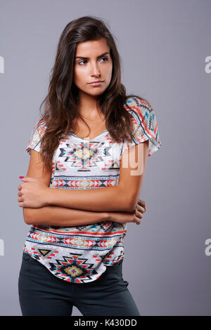 Nachdenkliches Mädchen weit weg suchen Stockfoto