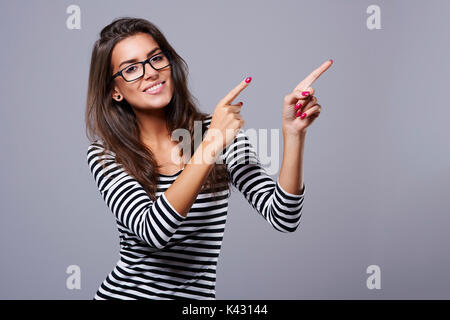 Schöne brünette Mädchen etwas nach oben Stockfoto