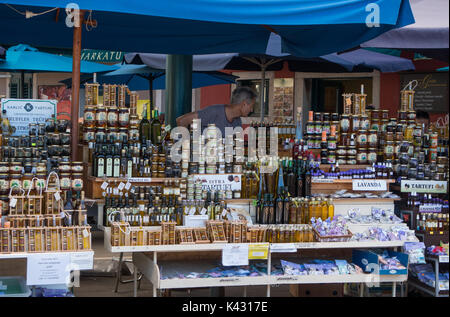 Rovinj, Kroatien: 22.07.2017 - Trüffel Produkte am Verkauf auf dem Markt Stockfoto