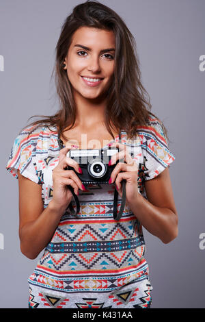 Retro Kamera durchgeführt durch die charmanten brunette Stockfoto