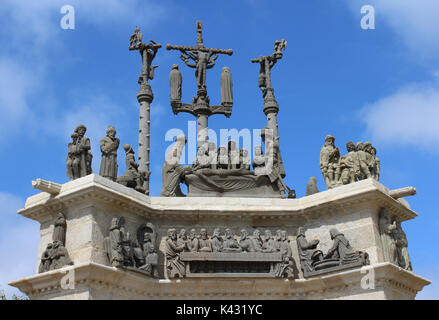 Die neu restaurierten 18. Jahrhundert Skulptur auf dem Triumphbogen oder Gateway der Toten in Pleyben Pfarrei schließen in der Bretagne, Frankreich. Stockfoto