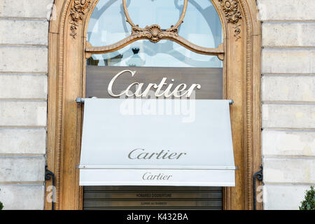 Paris, Frankreich: Cartier Fensterladen am Place Vendome, dem wichtigsten Luxuseinkaufsplatz im Herzen von Paris Stockfoto