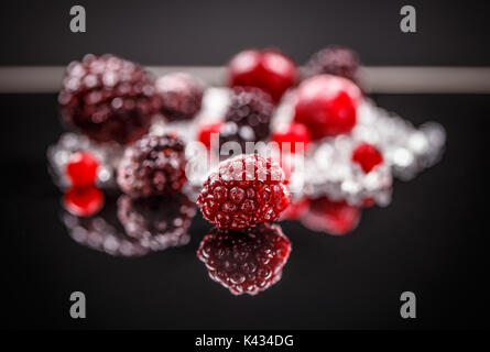 In der Nähe des gefrorenen gemischtes Obst, Beeren auf dem Eis Stockfoto