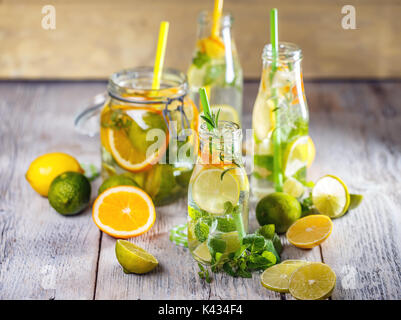 Lemon Wasser in kleinen Glasflasche mit Stroh Stockfoto