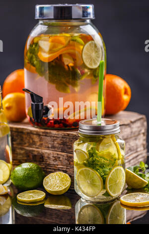 Eis-erfrischender Sommerdrink mit vielen verschiedenen Früchten Stockfoto