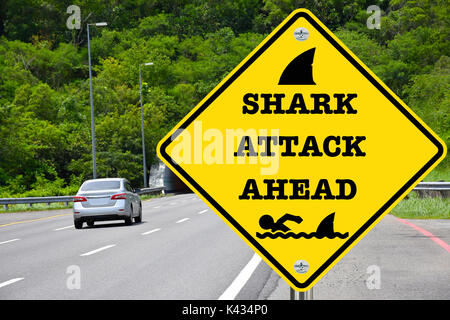 Shark Attack vor, gelb Warnung street sign Stockfoto