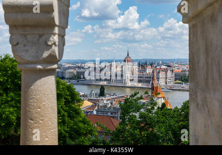 Blick auf die ungarischen Parlament in Pest von der Fischerbastei, Burgviertel, Buda, Budapest, die Hauptstadt Ungarns, Mitteleuropa Stockfoto