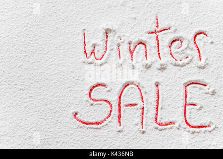 Geschrieben "Winter SALE" auf dem Schnee Stockfoto