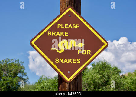 Bitte brechen für Schlangen Warnschild auf Colorado Bike Trail Stockfoto