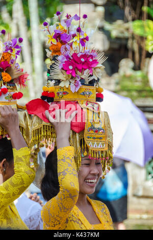 UBUD, BALI - März 16: Balinesische Dorfbewohner, die Teilnahme an traditionellen hinduistischen Prozession vor Ogoh-Ogoh-Parade und Nyepi Tag (balinesische neu Stockfoto