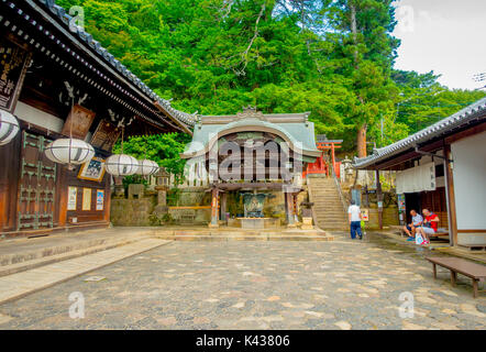 Nara, Japan - 26. Juli 2017: Alte traditionelle Architektur und Street in Nigatsu-Do, Tempel Tōdai-Ji, Nara Stockfoto