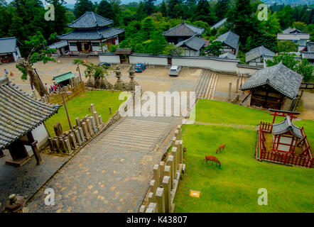 Nara, Japan - 26. Juli 2017: Alte traditionelle Architektur und Street in Nigatsu-Do, Tempel Tōdai-Ji, Nara Stockfoto