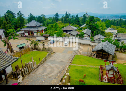 Nara, Japan - 26. Juli 2017: Alte traditionelle Architektur und Street in Nigatsu-Do, Tempel Tōdai-Ji, Nara Stockfoto