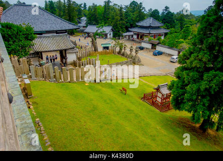 Nara, Japan - 26. Juli 2017: Alte traditionelle Architektur und Street in Nigatsu-Do, Tempel Tōdai-Ji, Nara Stockfoto