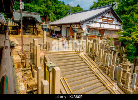 Nara, Japan - 26. Juli 2017: Nicht identifizierte Frau Bilder in Nigatsu-do, Todai-ji-Tempel, Nara Stockfoto