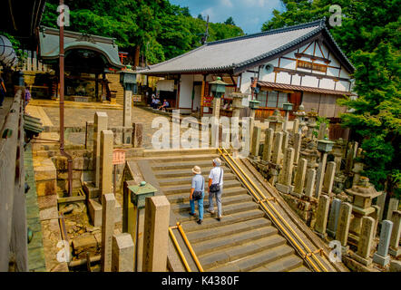 Nara, Japan - 26. Juli 2017: unbekannte Menschen zu Fuß im Obergeschoss in Nigatsu-do, Todai-ji-Tempel, Nara Stockfoto