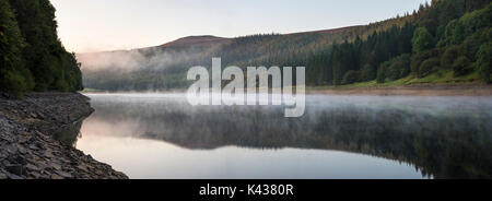 Atemberaubende September Morgen bei Ladybower Reservoir, Peak District, Derbyshire, England. Nebel über der Wasseroberfläche treiben. Stockfoto