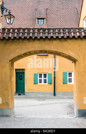 Street View die Fuggerei, die älteste Siedlung des sozialen Wohnungsbaus Komplex der Welt immer noch in Gebrauch, Augsburg, Bayern, Deutschland Stockfoto