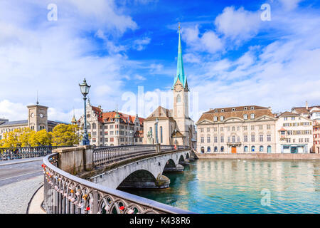 Zürich, Schweiz. Blick auf die historische Innenstadt mit dem berühmten Fraumunster Church, an der Limmat. Stockfoto