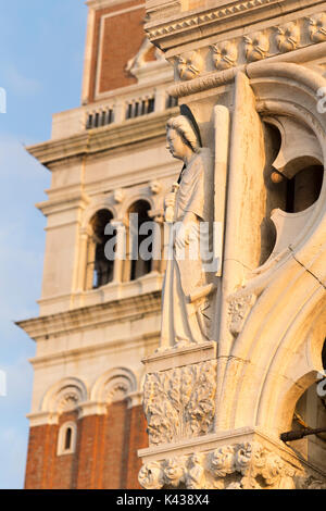 Italien, Venedig, suchen Vergangenheit skulpturale Detail auf Dogenpalast zum Roten Turm von St Mark's Campanile. Stockfoto