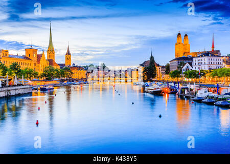 Zürich, Schweiz. Blick auf die historische Innenstadt. Grossmünster Kirche und Fraumunster Kirche auf der Limmat. Stockfoto