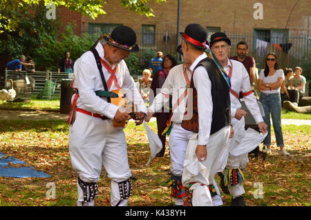 London Pride Morris Men tanzen Am 8. Phoenix Garten Landwirtschaft Zeigen/St Giles Fayre Stockfoto