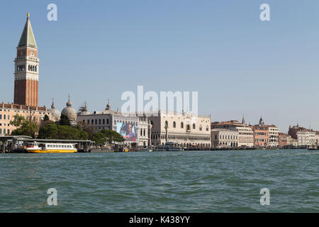 Italien, Venedig, Blick vom Grand Kanal in Richtung St Mark's Campanile und Dogenpalast. Stockfoto