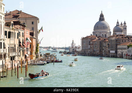 Italien, Venedig, Blick von der Ponte dell'Accademia, den Canale Grande hinab in Richtung der Basilika di Santa Maria della Salute. Stockfoto