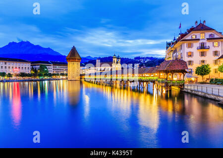 Luzern, Schweiz. Das historische Stadtzentrum mit seinen berühmten Kapellbrücke und Mt. Pilatus im Hintergrund. (Floralpina), Stockfoto
