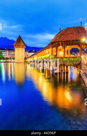 Luzern, Schweiz. Das historische Stadtzentrum mit seinen berühmten Kapellbrücke und Mt. Pilatus im Hintergrund. (Floralpina), Stockfoto