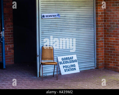 Eingang zu einem Waliser Wahllokal am Wahltag mit zweisprachigen Beschriftungen angezeigt, die außerhalb Stockfoto