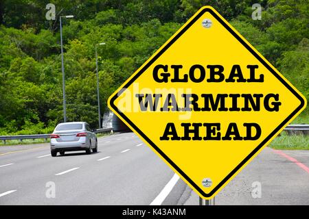 Die globale Erwärmung vor Straße Warnung gelbe Schild Stockfoto