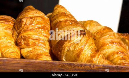 Frisch gebackene viennoiserie Croissant. Salisbury England Großbritannien Stockfoto