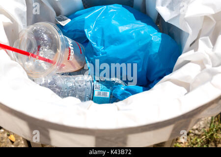 Öffentliche Abfallbehälter. Athen Griechenland Stockfoto